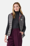 Veste sans manches grise de JOTT, avec doublure rouge, portée sur un pull gris foncé et un pantalon bordeaux.