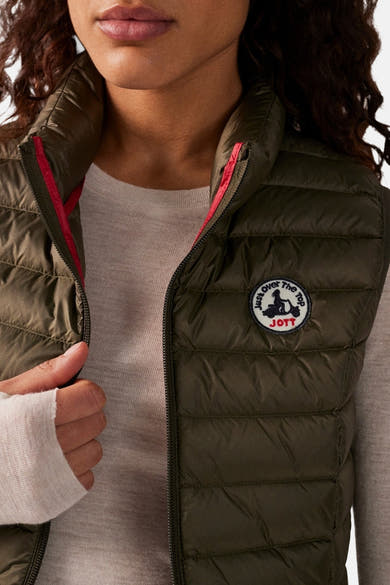 Kaki mouwloos vest van JOTT, met ritssluiting en ronde logopatch.