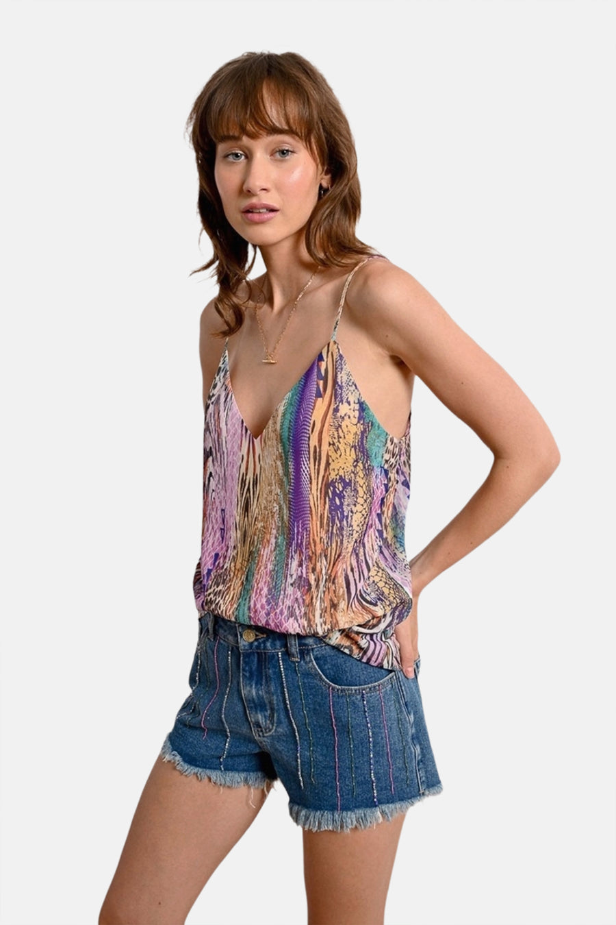 Multikleur hemdje van Molly Bracken, met abstracte print, gedragen met een spijkerbroek met rafels.