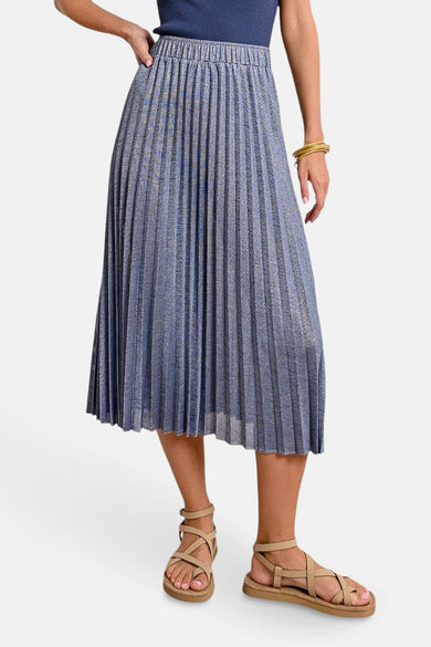 Midi-plissirok in het blauw van Molly Bracken, met glinsterende accenten, gedragen met sandalen met bandjes.