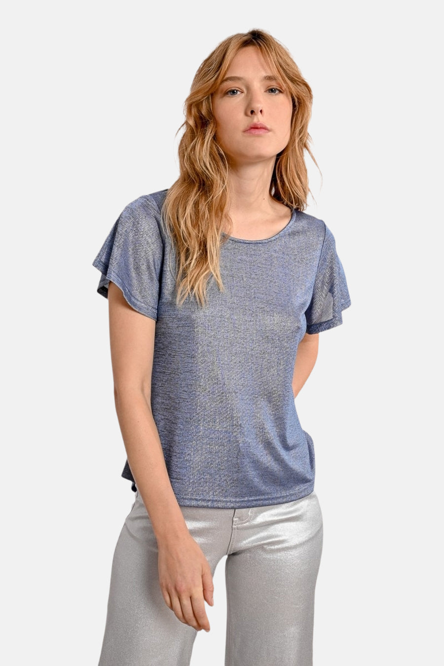 T-shirt bleu à manches courtes de Molly Bracken, avec une texture brillante et un pantalon argenté.