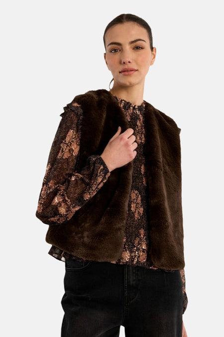 Cardigan brun Molly Bracken porté sur un chemisier à motifs floraux, vue de face.