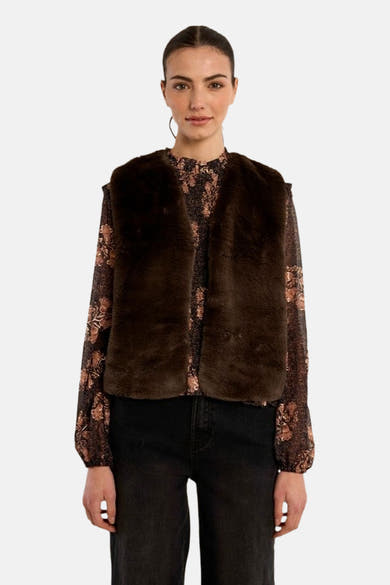 Cardigan brun Molly Bracken porté sur une blouse à motifs floraux, vue de face