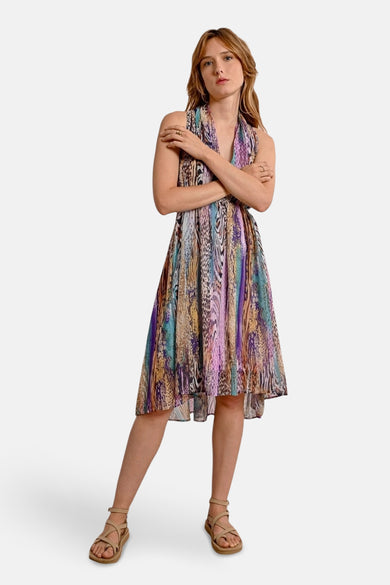 Korte veelkleurige jurk van Molly Bracken, dierenprint, diepe halslijn, model gedragen door een vrouw met rood haar.