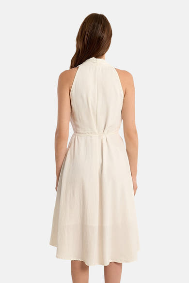 Robe blanche Molly Bracken, dos visible, avec ceinture et jupe évasée.