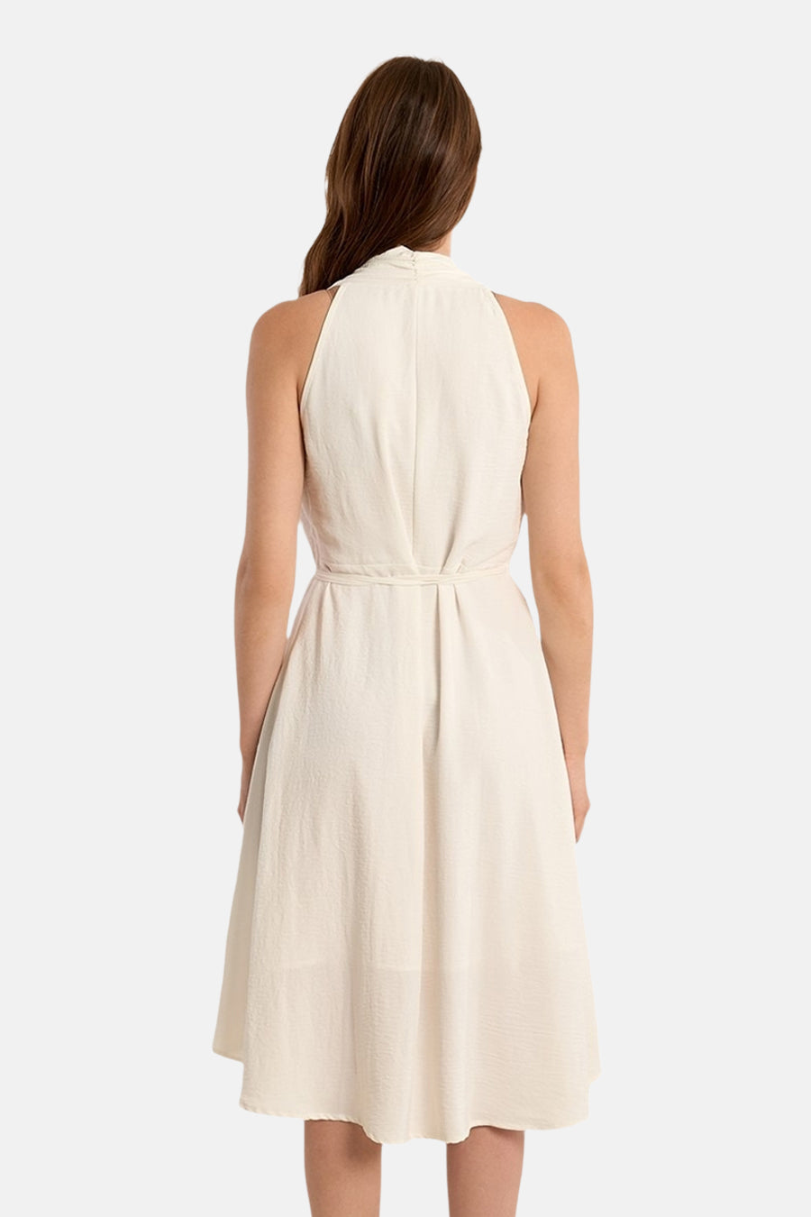 Robe blanche Molly Bracken, dos visible, avec ceinture et jupe évasée.