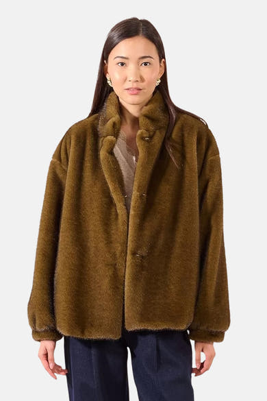 Korte kaki jas van Molly Bracken, met een pluizige textuur en gedragen over een kanten top.