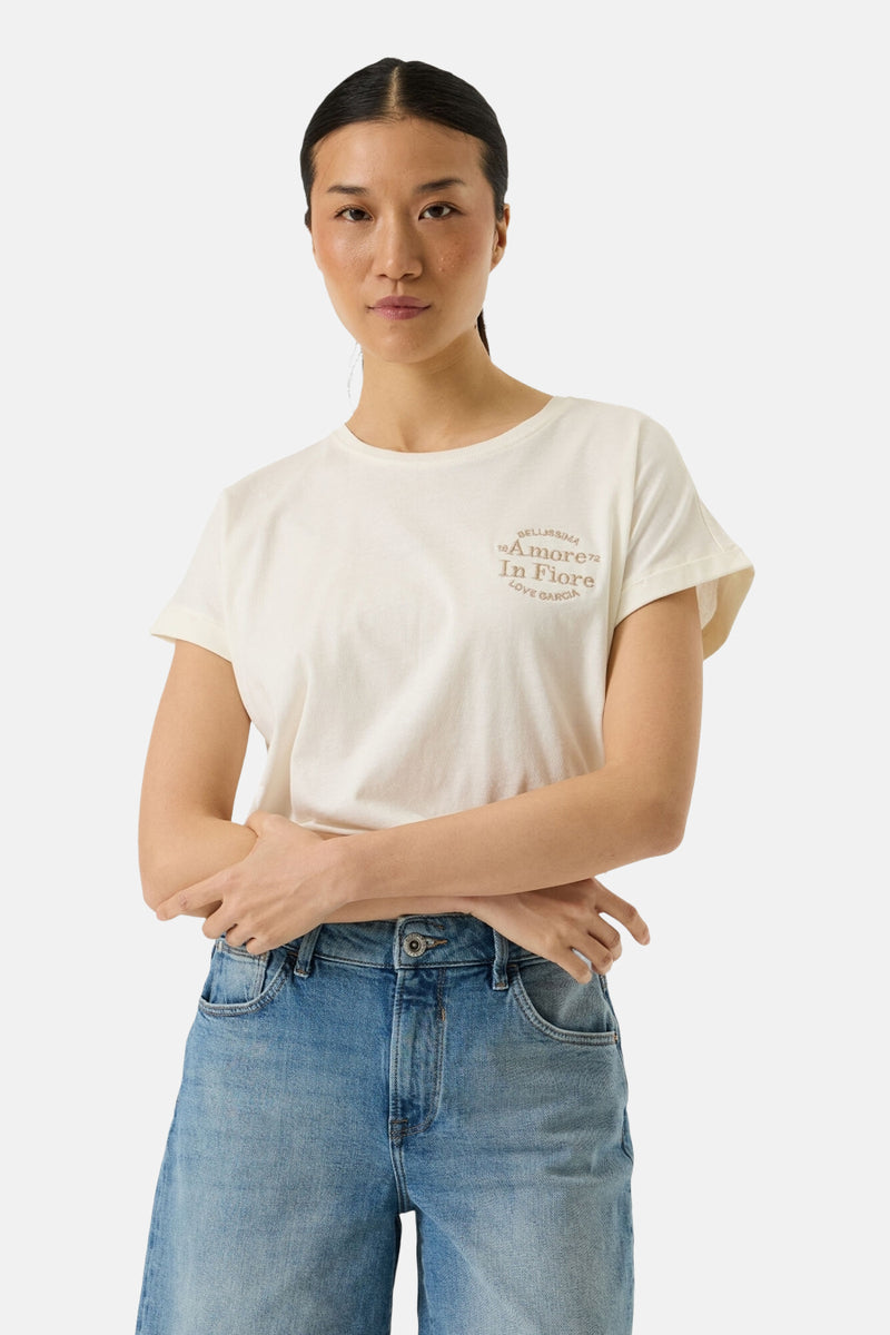 T-shirt écru de GARCIA avec imprimé décoratif sur le devant, porté avec un jean.