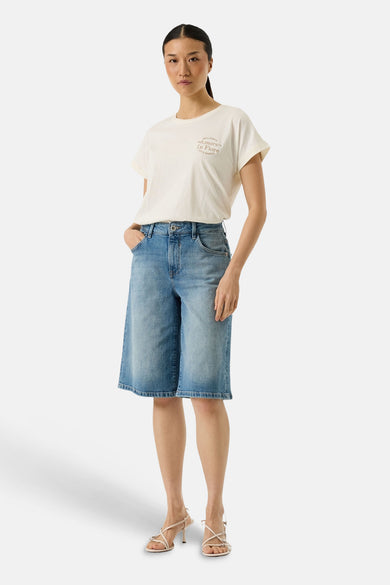 T-shirt écru à manches courtes de GARCIA, avec un imprimé discret sur la poitrine et porté avec un short en jean.
