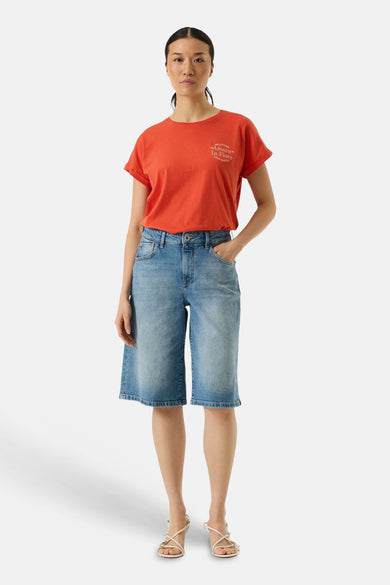 T-shirt orange à manches courtes de GARCIA, porté avec un bermuda en jean décontracté et des sandales à talons.
