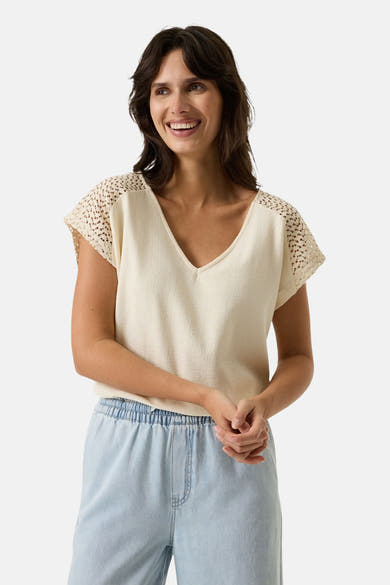 Ecru effen T-shirt met korte mouwen van GARCIA, kanten detail op de schouder, wafelstructuur.