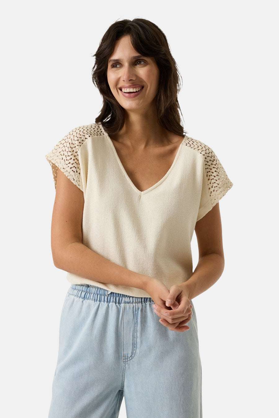 Ecru effen T-shirt met korte mouwen van GARCIA, kanten detail op de schouder, wafelstructuur.