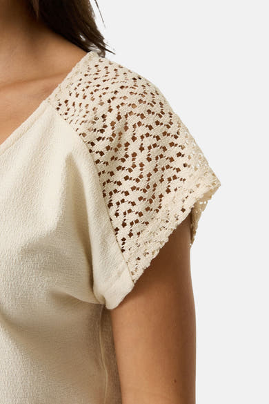 T-shirt écru uni manche courte de GARCIA, détail en dentelle à l'épaule, texture gaufrée.
