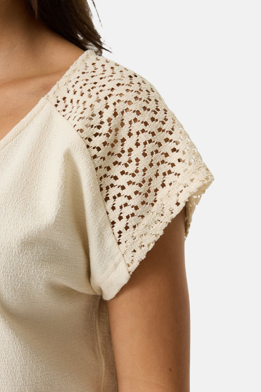 T-shirt écru uni manche courte de GARCIA, détail en dentelle à l'épaule, texture gaufrée.
