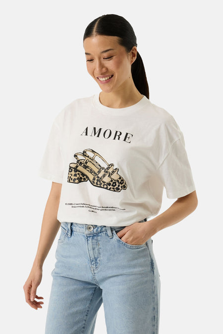 T-shirt blanc à manches courtes de GARCIA, imprimé avec des chaussures à motif léopard.