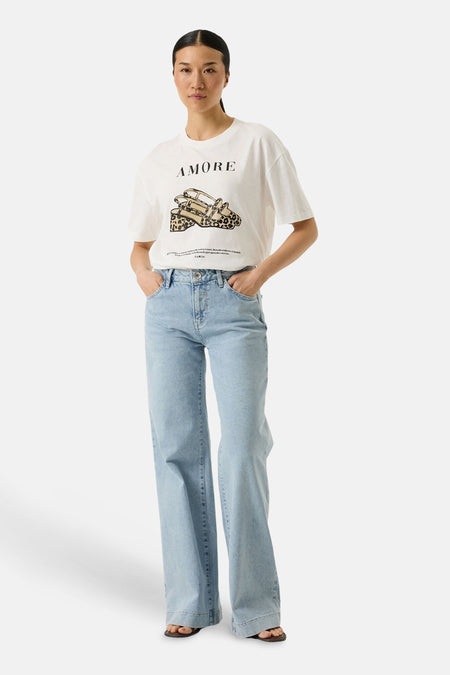 T-shirt blanc à imprimé chaussures et lettrage AMORE de GARCIA, porté avec un jean taille haute ample.
