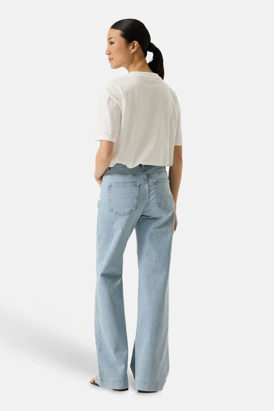 Wit T-shirt van GARCIA, gedragen met een high-waisted, uitgewassen spijkerbroek en een paardenstaart.