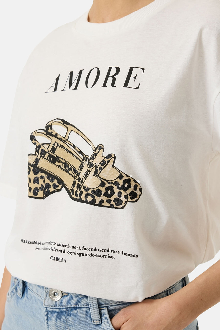 Witte T-shirt van GARCIA met luipaardprint schoenen en de tekst "AMORE".