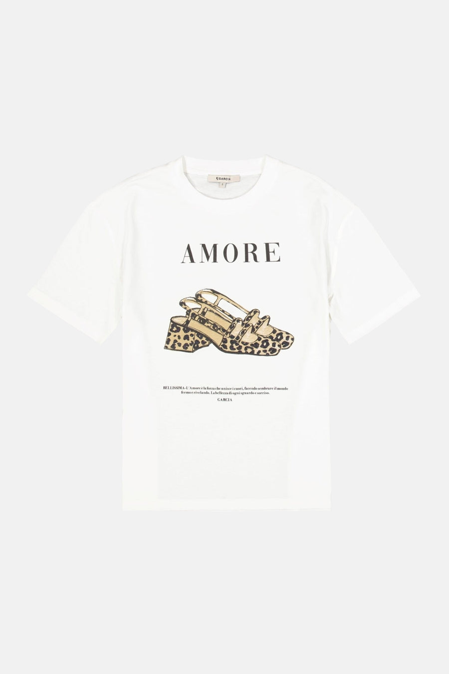 T-shirt blanc à manches courtes de GARCIA avec motif chaussures léopard et texte "AMORE".
