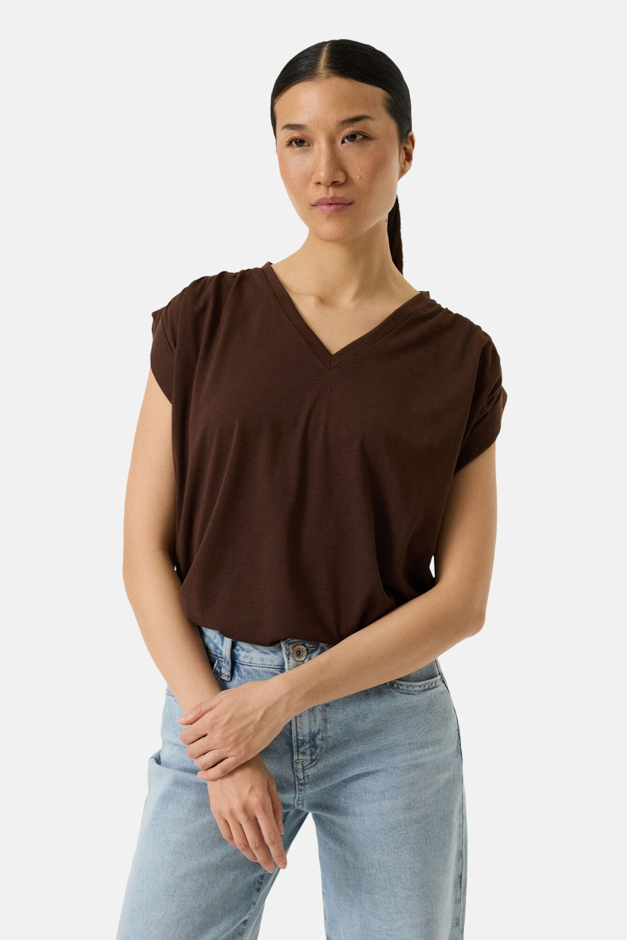 T-shirt brun de GARCIA, col en V, porté avec un jean décontracté bleu clair.
