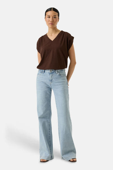 T-shirt brun à manches courtes de GARCIA, porté avec un jean ample bleu clair.
