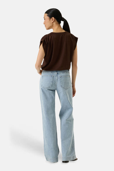 T-shirt marron de GARCIA, porté avec un jean taille haute bleu clair, vue de dos.