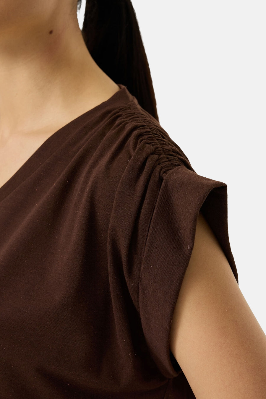 T-shirt brun de GARCIA, à manche courte froncée sur l'épaule, porté.