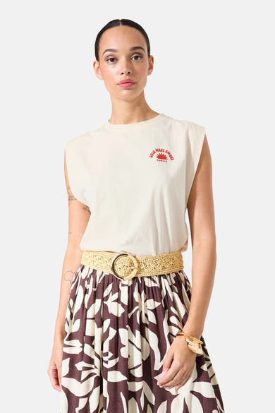 Top écru sans manches de GARCIA, porté avec une jupe à motif floral marron et beige.