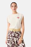 Top écru sans manches de GARCIA, porté avec une jupe à motif floral marron et beige.