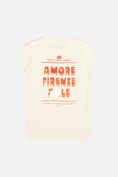 Top écru sans manches de GARCIA, orné d'un imprimé rouge "Amore, Firenze, Sole" et d'une citation en italien.
