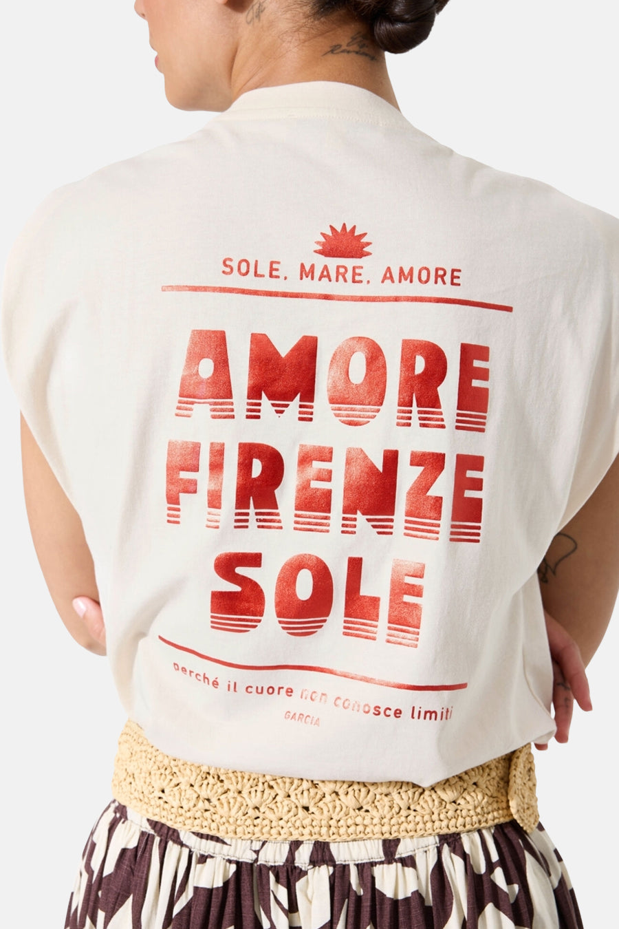 Top écru sans manches de GARCIA, orné d'un imprimé rouge "Sole, Mare, Amore" sur le dos.