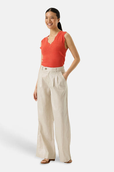 Top sans manches orange par GARCIA, avec texture en maille et encolure en V.