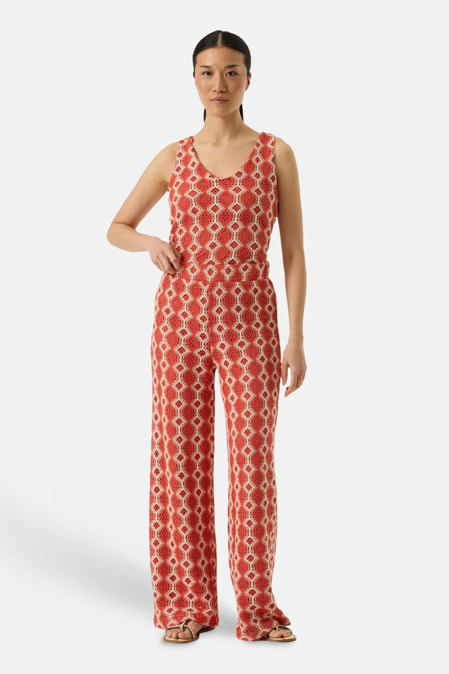 Débardeur orange, sans manches par GARCIA, avec un motif géométrique ajouré et un pantalon assorti.