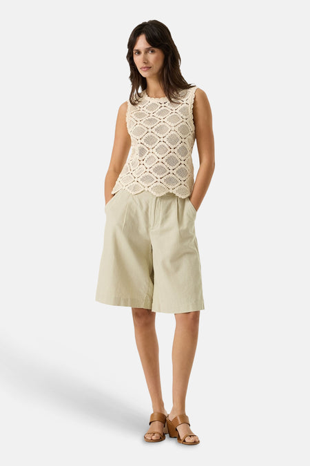 Mouwloze beige blouse van GARCIA, met een ajourpatroon en een geschulpte zoom.