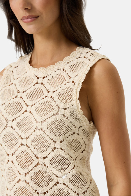 Beige mouwloos overhemd van GARCIA, met ajourpatroon en gehaakte textuur.