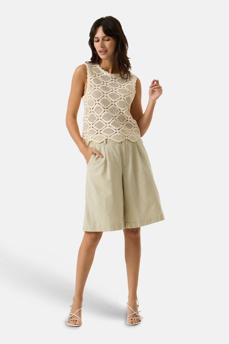 Chemisier sans manches beige de GARCIA, avec un motif ajouré et un ourlet festonné.