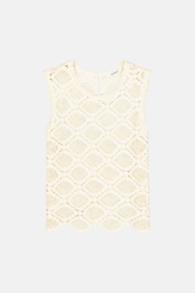Chemisier sans manches beige de GARCIA, en crochet à motif losanges avec une bordure festonnée.
