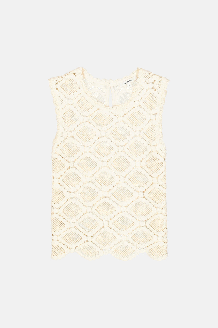 Chemisier sans manches beige de GARCIA, en crochet à motif losanges avec une bordure festonnée.
