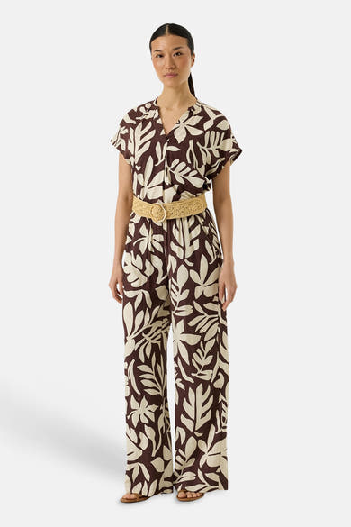 Chemisier à manches courtes multicolore de GARCIA, avec un motif de feuilles beiges sur fond marron, porté avec une ceinture tressée.
