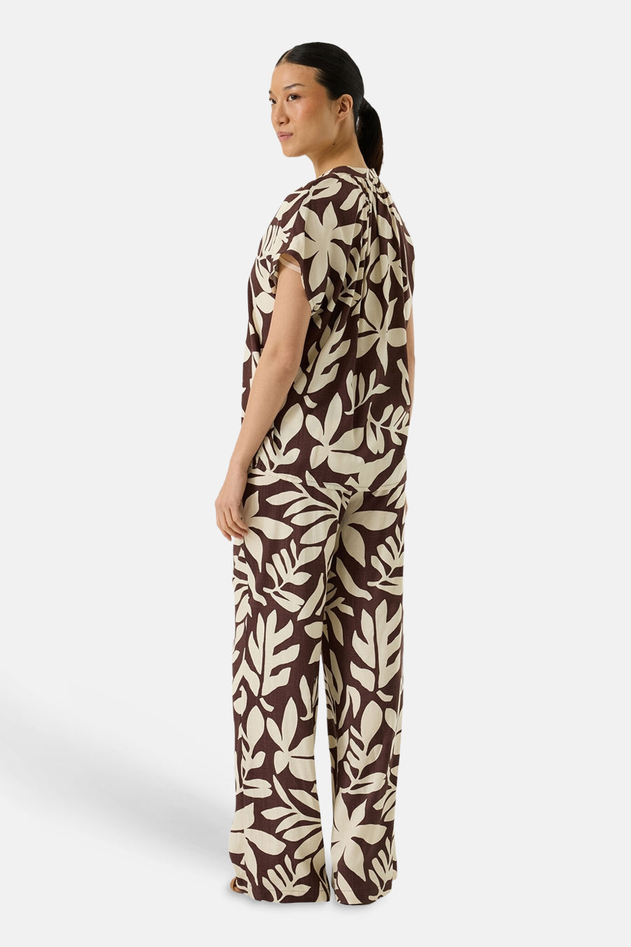 Chemisier à manches courtes multicolore de GARCIA, avec un motif floral sur l'ensemble.
