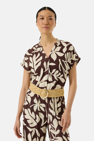 Chemisier multicolore à manches courtes de GARCIA, motif de feuilles contrastées et ceinture tressée à la taille.
