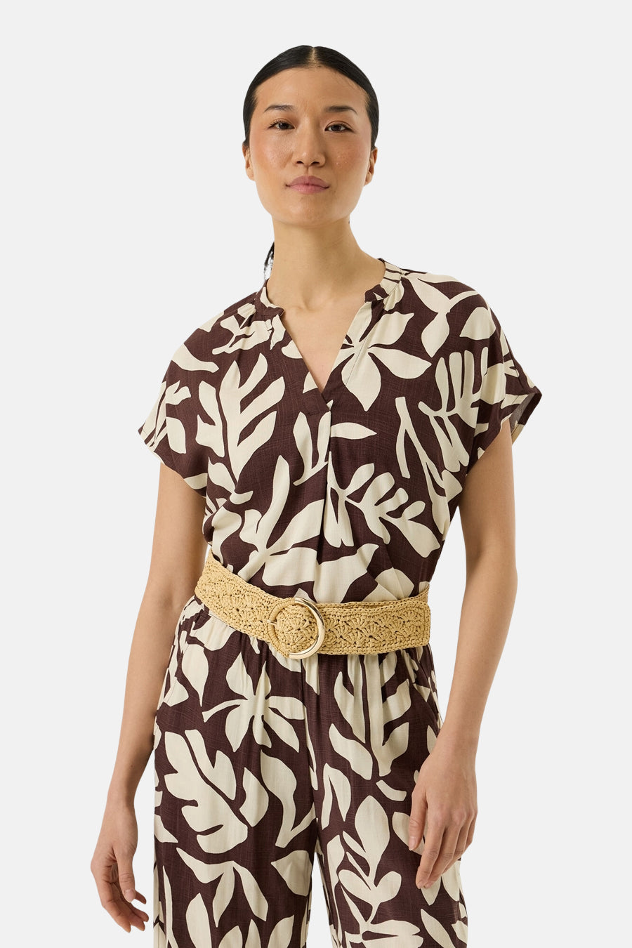 Chemisier multicolore à manches courtes de GARCIA, motif de feuilles contrastées et ceinture tressée à la taille.
