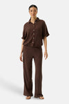 Chemise brun à manches courtes de GARCIA, en tissu texturé, portée avec un pantalon assorti.