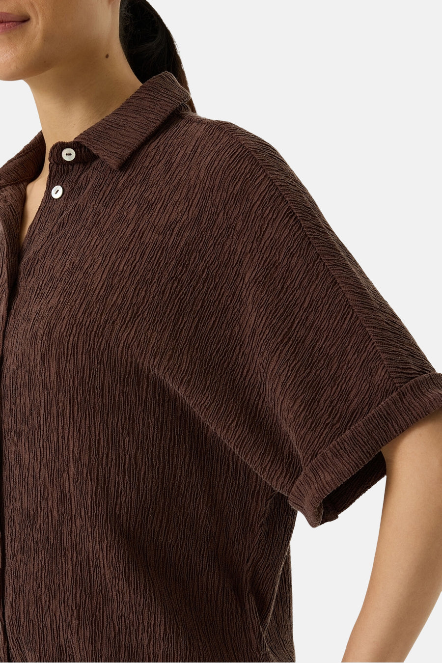 Chemise manches courtes brune de GARCIA, texturée, avec col et manches retroussées.