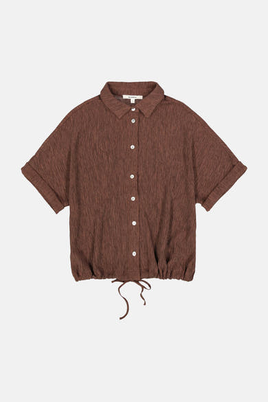 Chemise brune à manches courtes de GARCIA, avec une texture plissée et une taille à cordon ajustable.