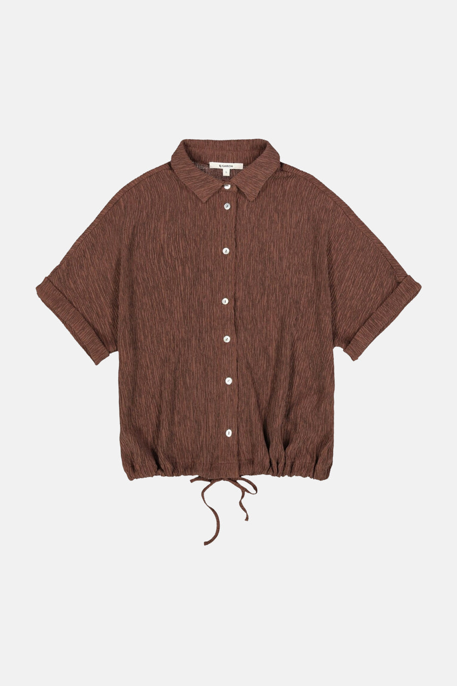 Chemise brune à manches courtes de GARCIA, avec une texture plissée et une taille à cordon ajustable.
