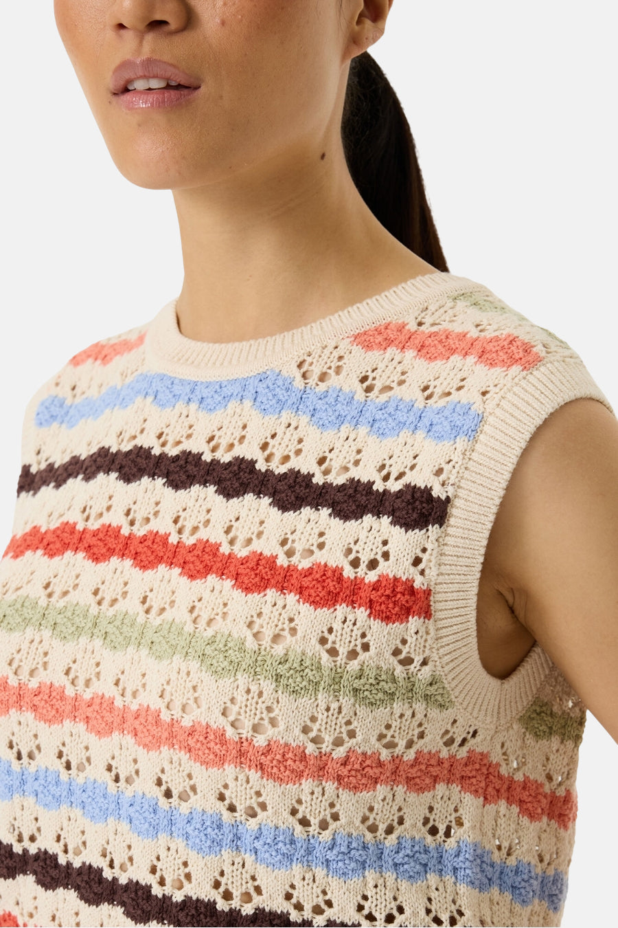 Pull multicolore col O by GARCIA, à rayures horizontales avec motif ajouré en maille.