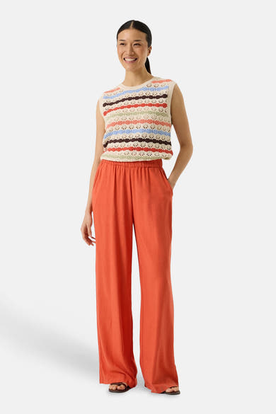 Pull multicolore de GARCIA, rayures horizontales et pantalon orange ample.