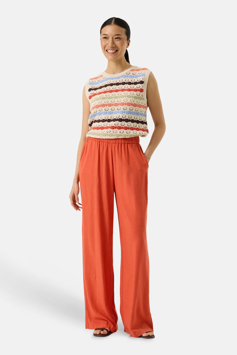 Pull multicolore de GARCIA, rayures horizontales et pantalon orange ample.