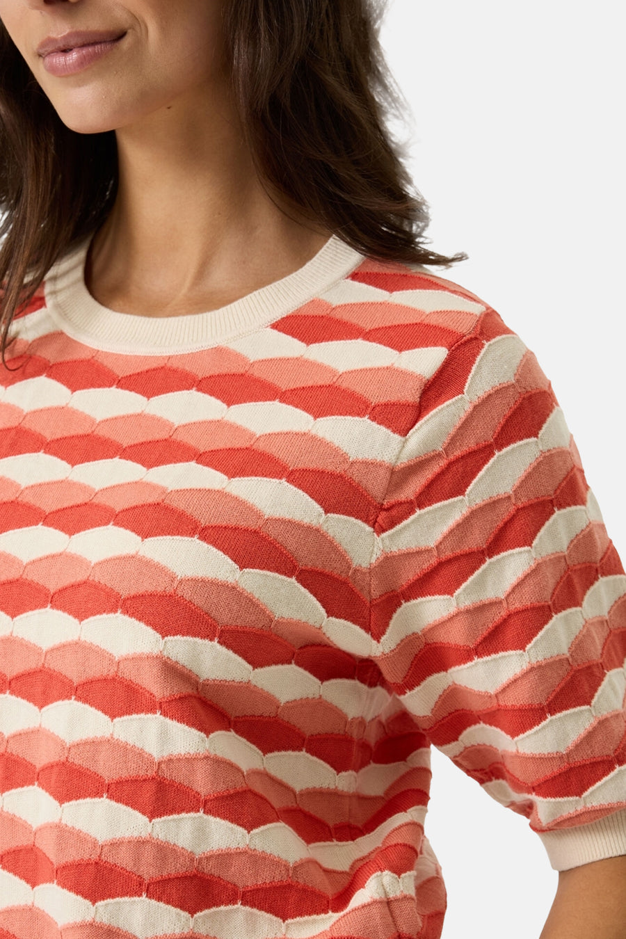 Pull multicolore à col rond de GARCIA, avec motif géométrique ondulé et manches courtes.
